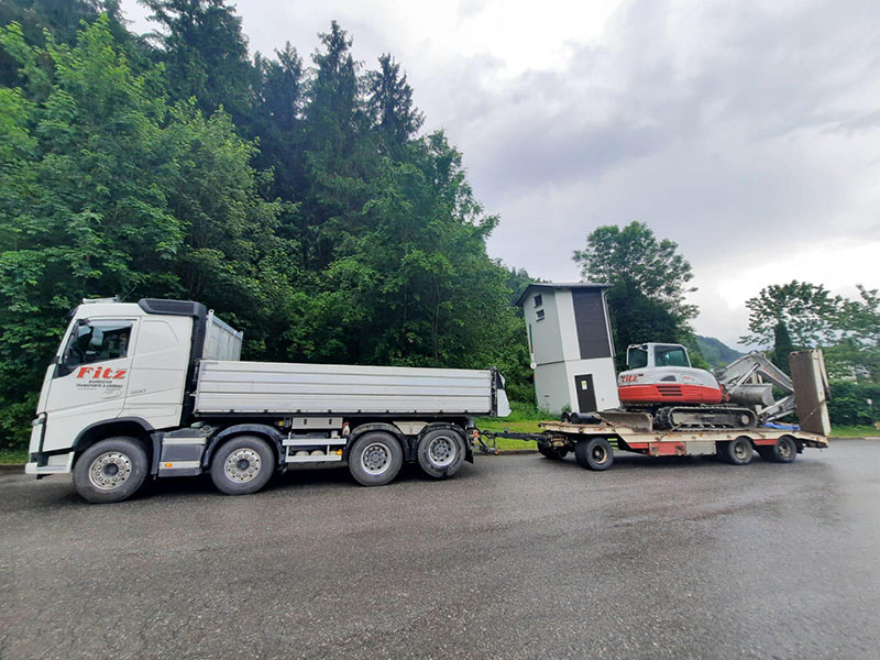 Traktoren und Bagger für Erdbauarbeiten in Vorarlberg